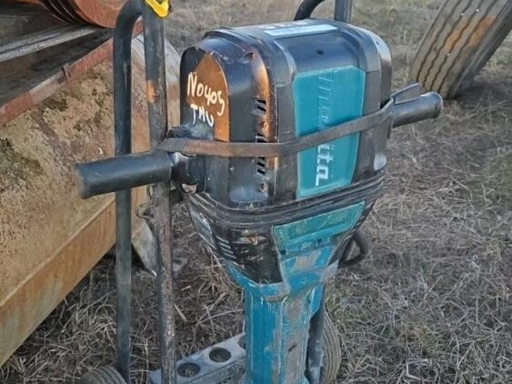 makita-chipping-hammer-image-1