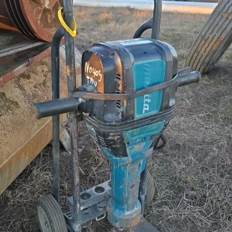 MAKITA CHIPPING HAMMER