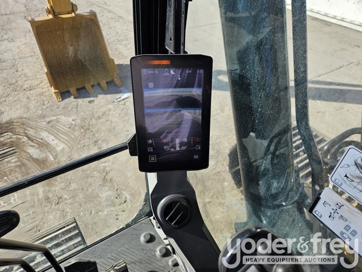 2020-caterpillar-320-image-44