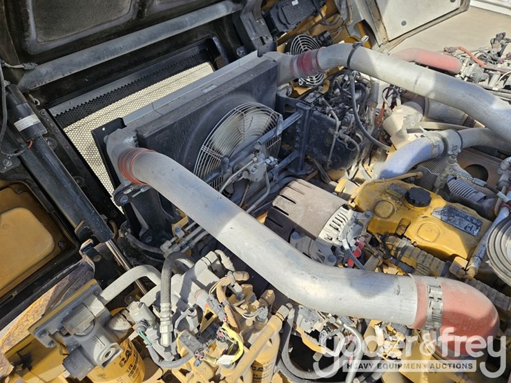 2016-caterpillar-725c2-image-23