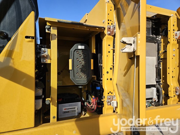 2020-caterpillar-320-image-31