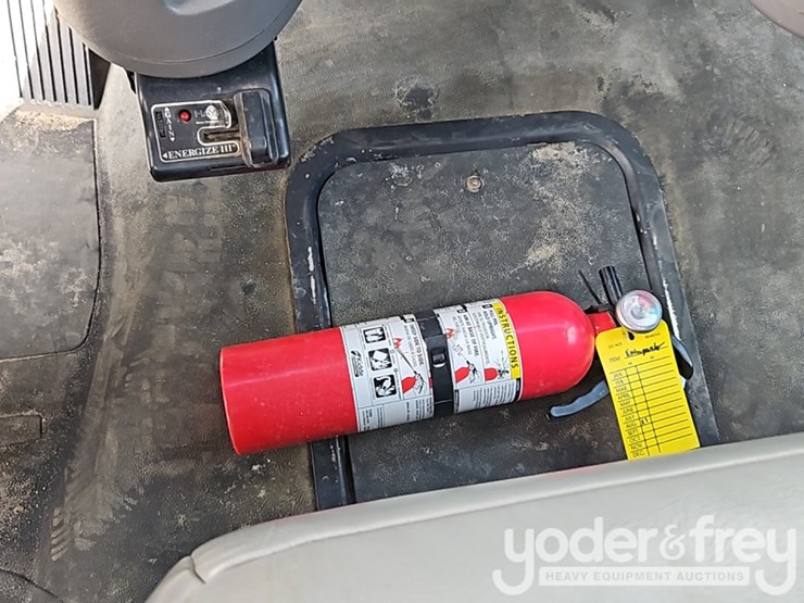 2011-freightliner-m2-106-image-40