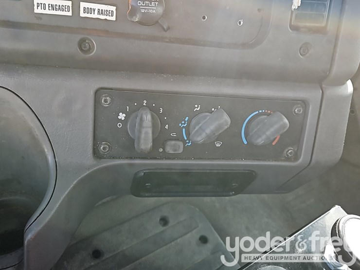 2016-freightliner-114sd-image-34
