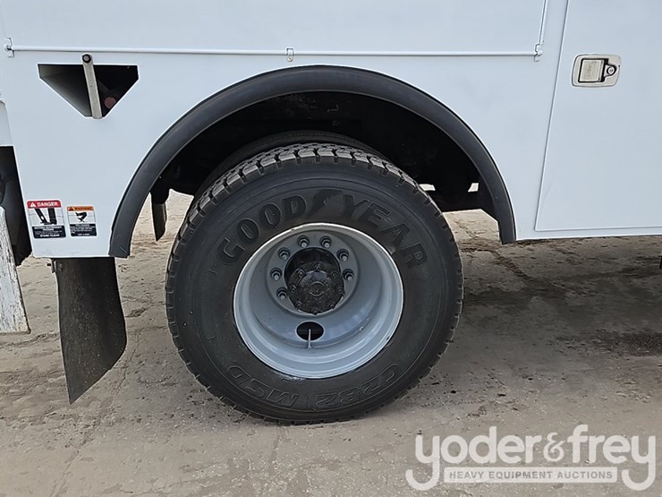 2011-freightliner-m2-106-image-8