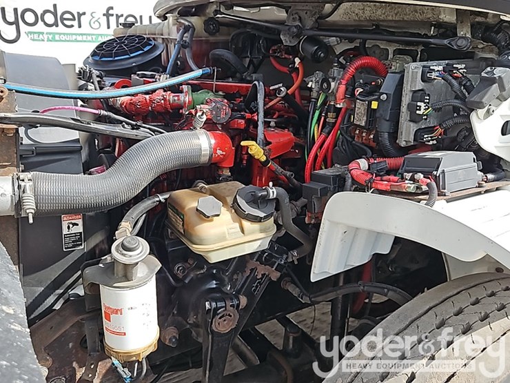 2011-freightliner-m2-106-image-32