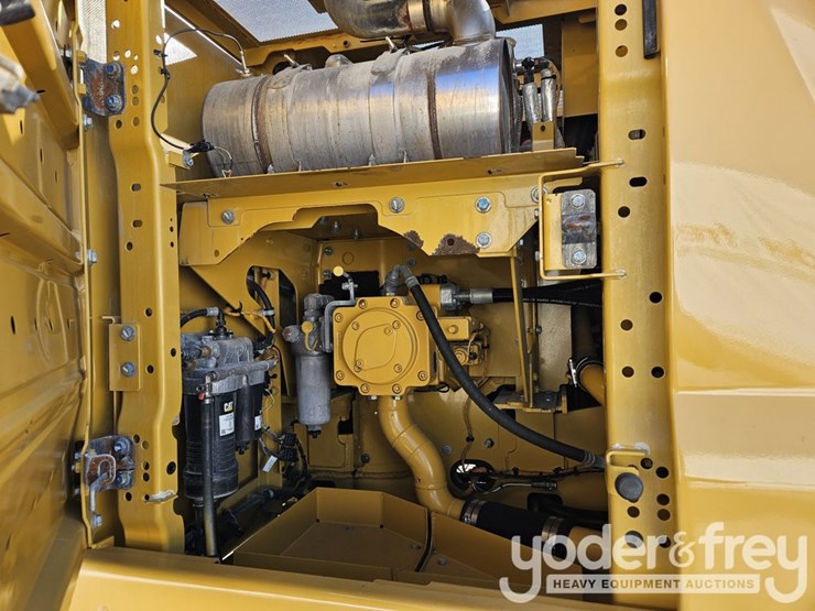 2020-caterpillar-320-image-33