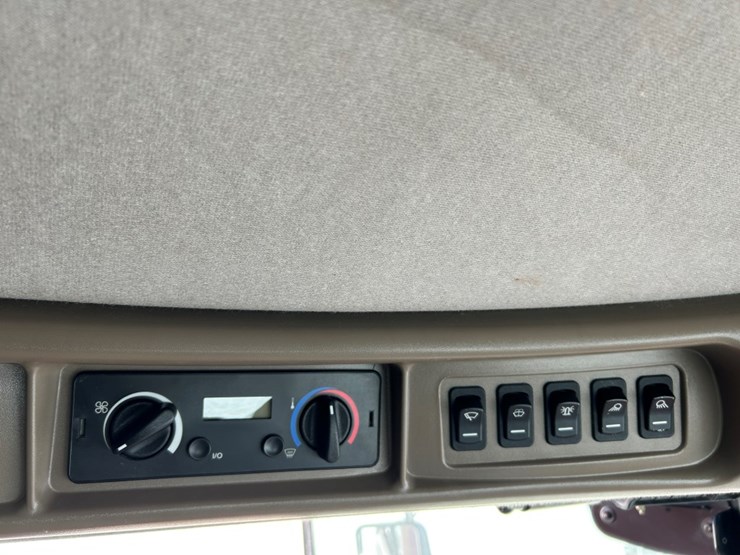 2007-case-ih-7010-image-50