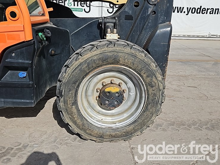 2016-jlg-1055-image-17