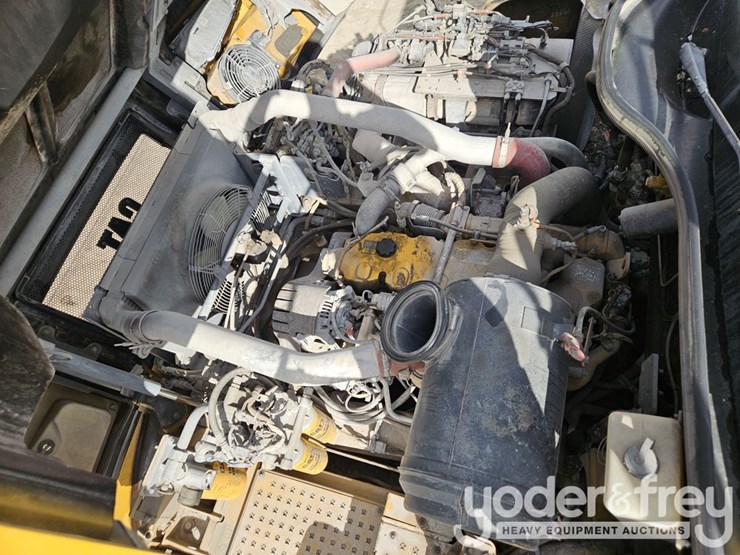 2016-caterpillar-725c2-image-22
