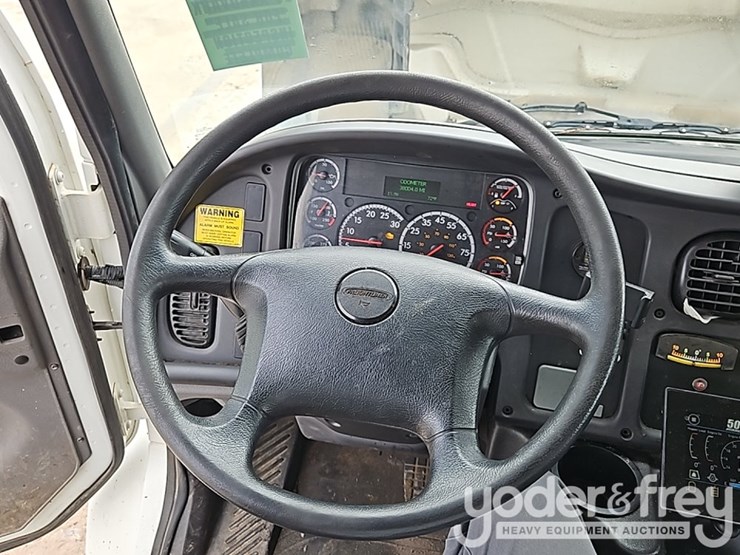 2022-freightliner-m2-106-image-43