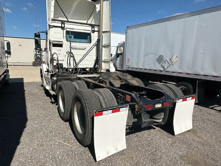 2012-volvo-vnl-300-image-4