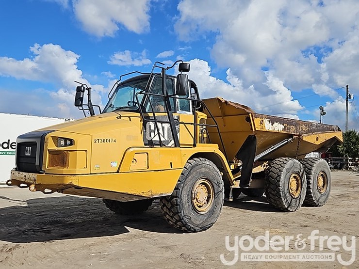 2016-caterpillar-725c2-image-1