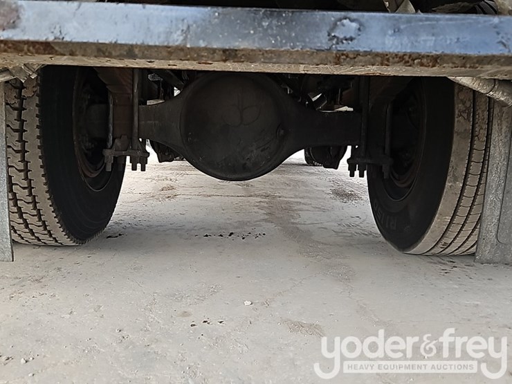 2011-freightliner-m2-106-image-16