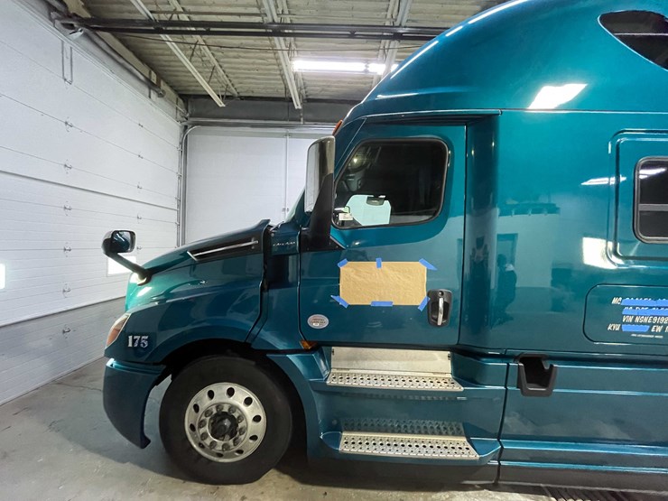 #6223-•-2022-freightliner-cascadia-semi-truck-(title-in-delay)-image-12