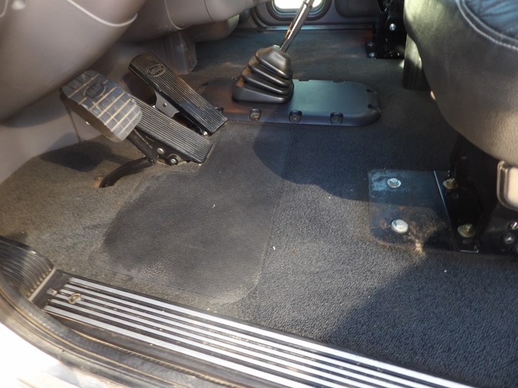 2022-peterbilt-389-image-34