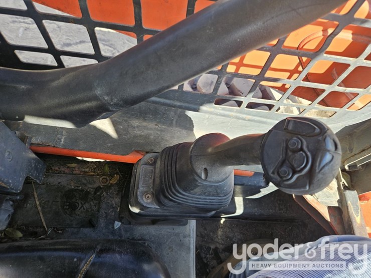 2015-kubota-ssv75-image-19