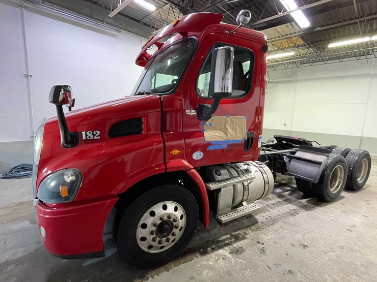 #6227-•-2018-freightliner-cascadia-day-cab-semi-truck-(title-in-delay)-image-1