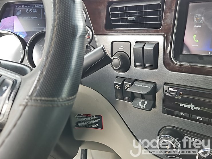 2021-peterbilt-567-image-32
