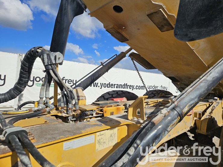 2016-caterpillar-725c2-image-21