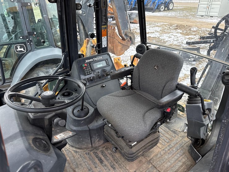 2022-john-deere-310-image-10