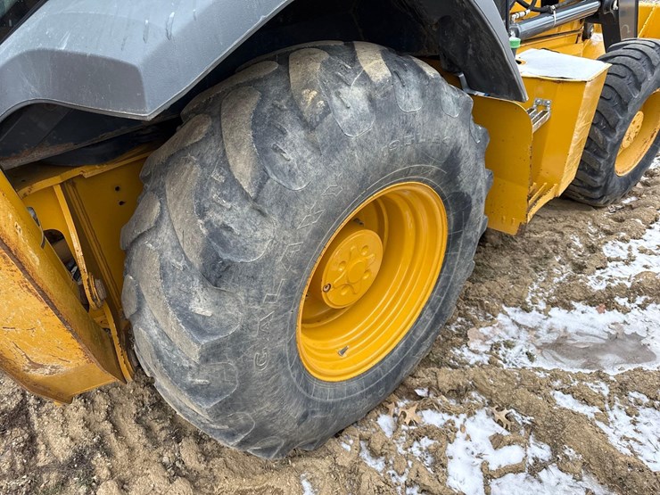 2022-john-deere-310-image-17