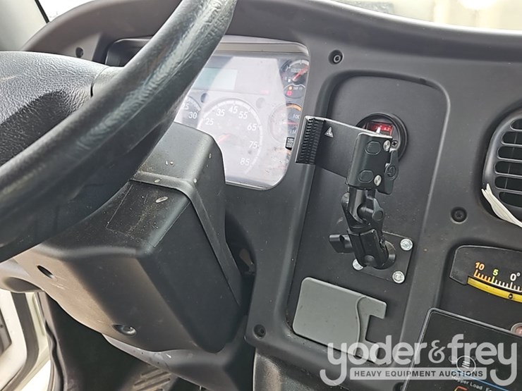 2022-freightliner-m2-106-image-39