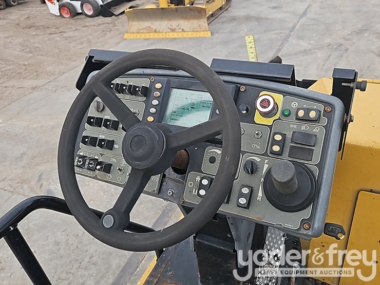 2012-caterpillar-ap-1055e-image-37