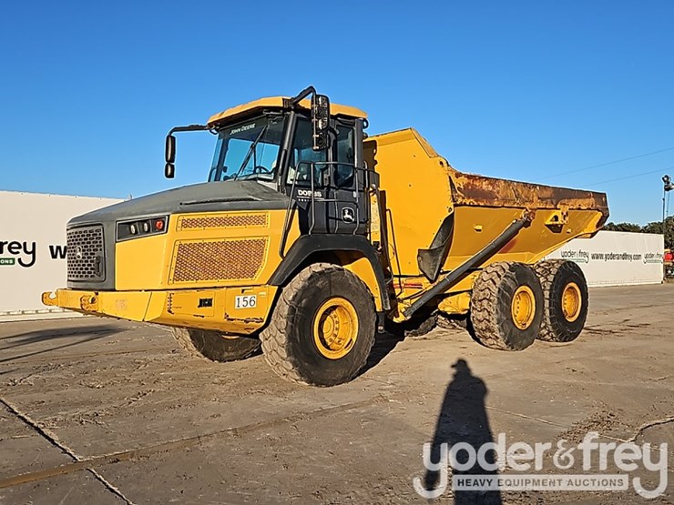 2019-deere-310e-image-1