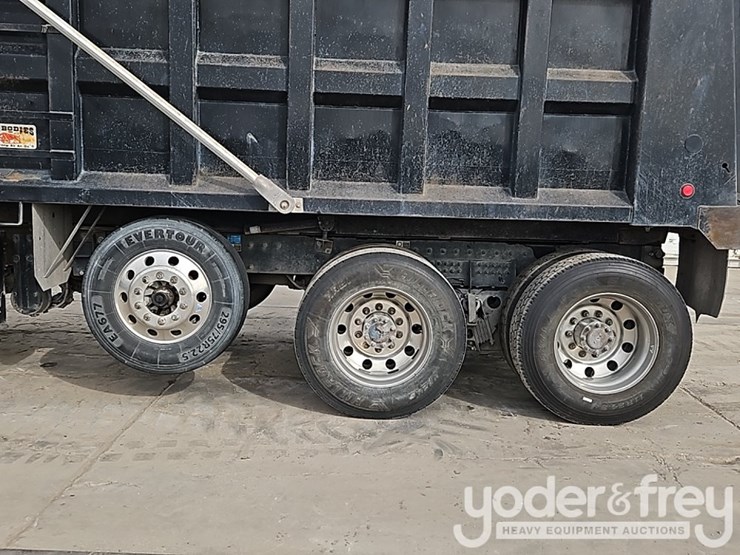 2021-peterbilt-567-image-14