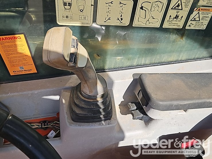 2016-jlg-1055-image-21