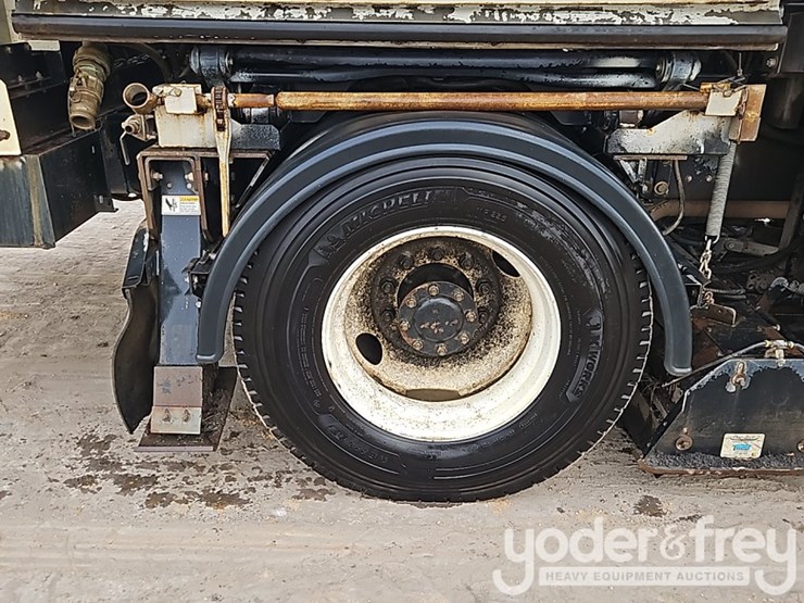 2022-freightliner-m2-106-image-8