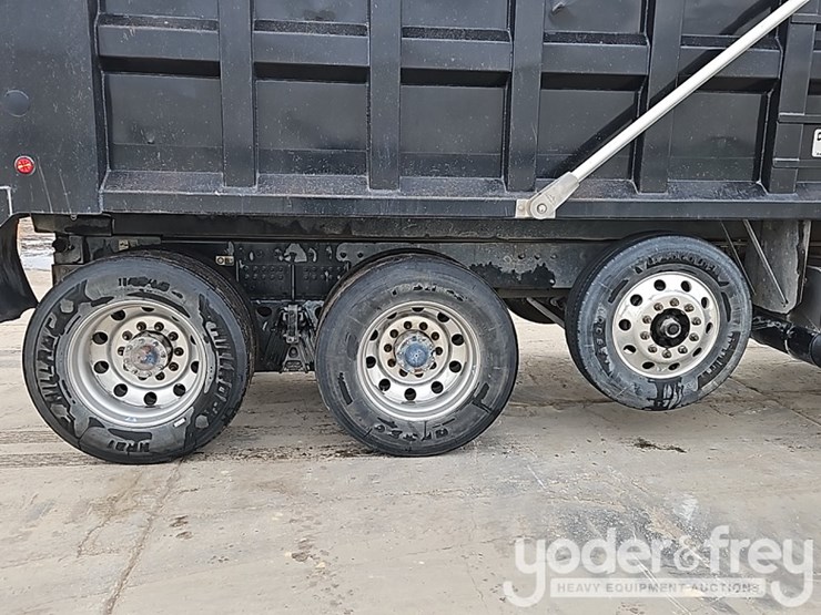 2021-peterbilt-567-image-8