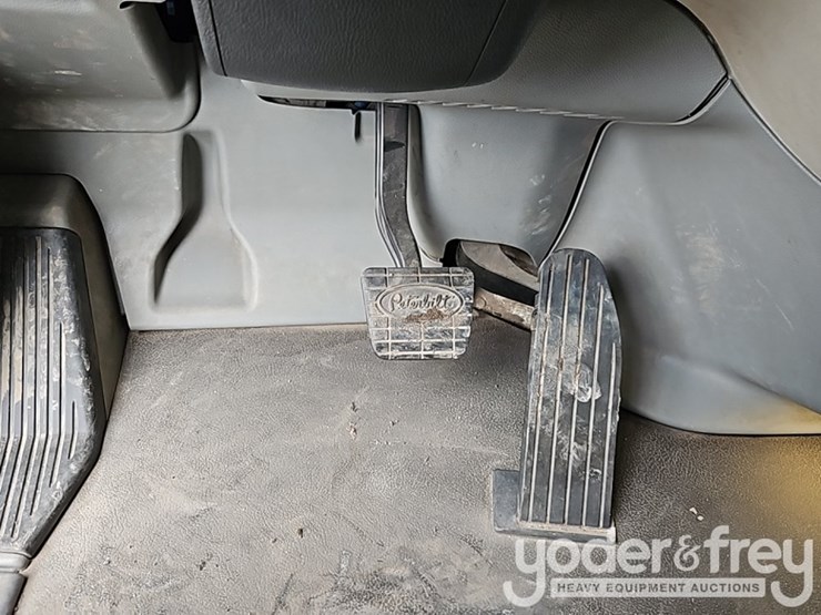 2021-peterbilt-567-image-35
