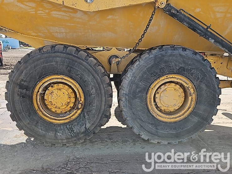 2016-caterpillar-725c2-image-8