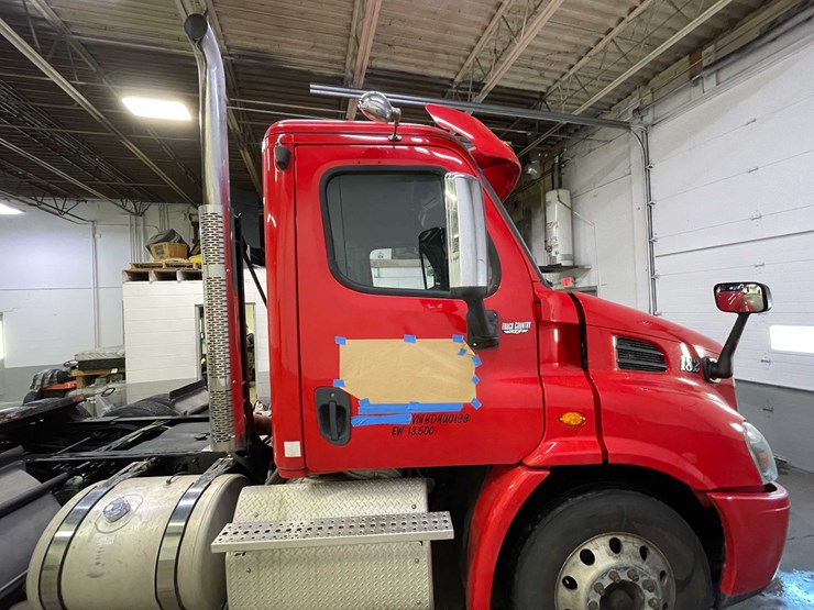 #6227-•-2018-freightliner-cascadia-day-cab-semi-truck-(title-in-delay)-image-24