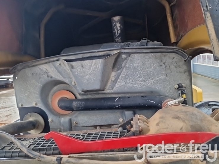 2011-caterpillar-cp64-image-30