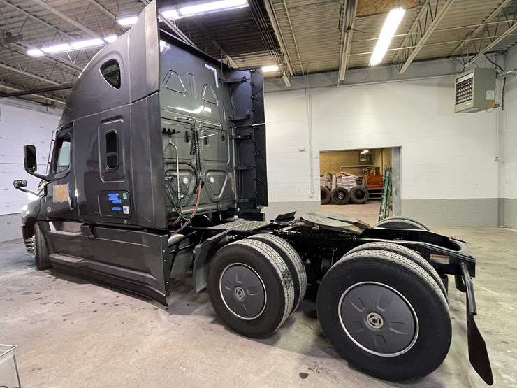 #6224-•-2022-freightliner-cascadia-semi-truck-(title-in-delay)-image-8
