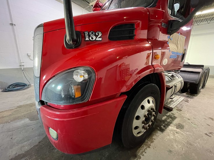 #6227-•-2018-freightliner-cascadia-day-cab-semi-truck-(title-in-delay)-image-15