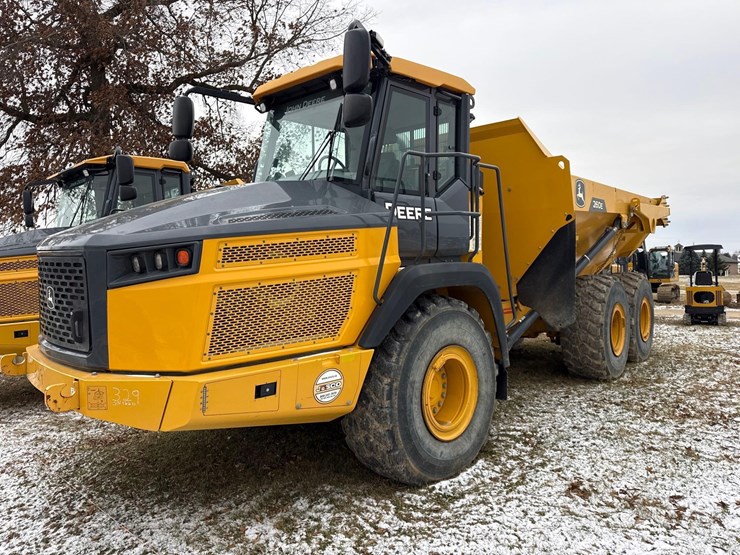 2023-deere-260e-image-1