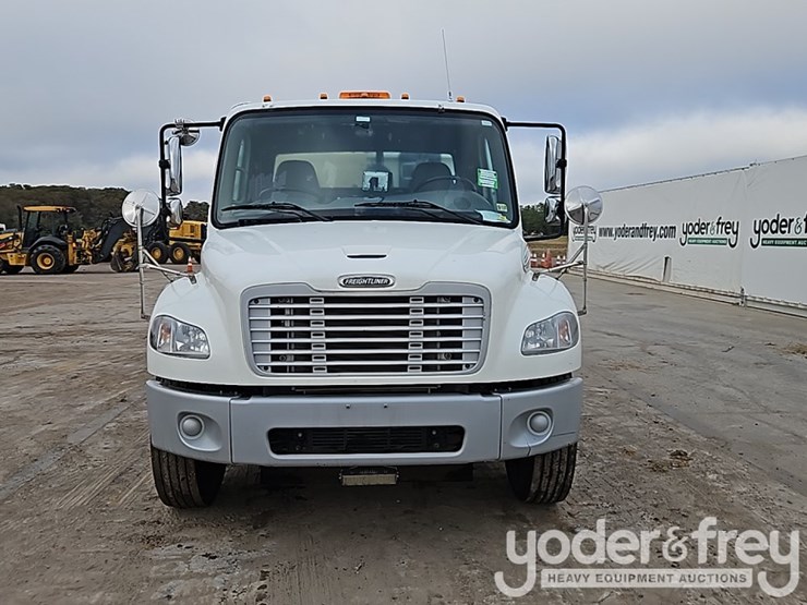 2022-freightliner-m2-106-image-11