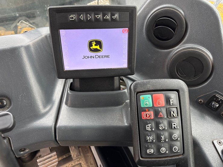 2023-deere-260e-image-12