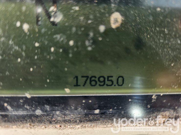 2016-caterpillar-725c2-image-33