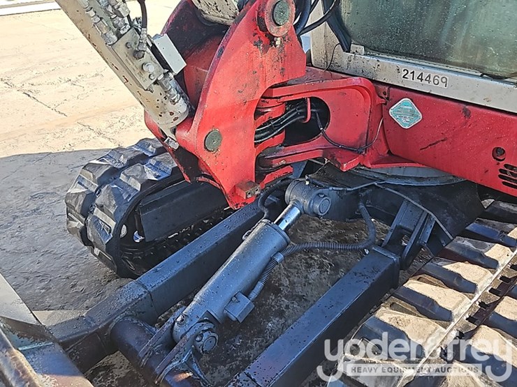2012-takeuchi-tb250-image-21