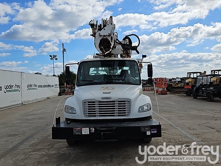 2011-freightliner-m2-106-image-11