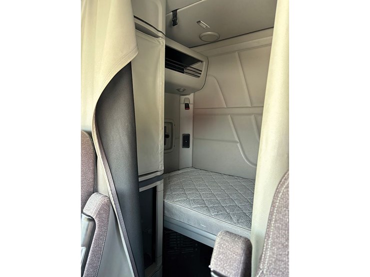 2019-peterbilt-579-image-10
