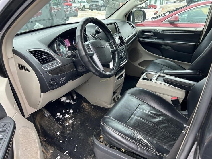 2012-chrysler-town-&-country-image-7