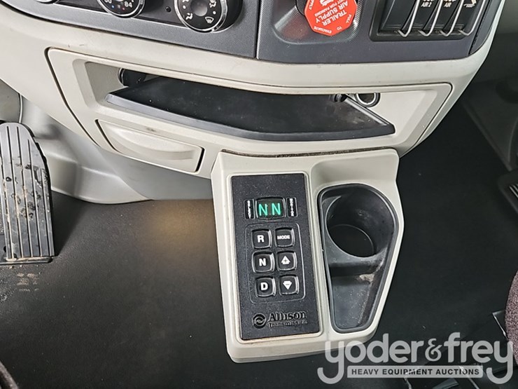 2021-peterbilt-567-image-30