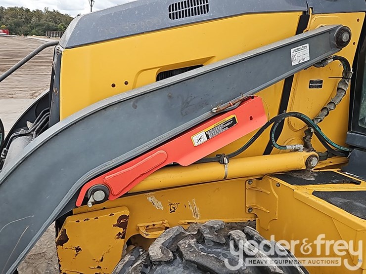 2015-deere-410l-image-16