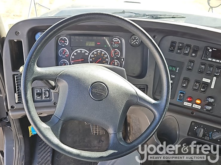 2016-freightliner-114sd-image-36