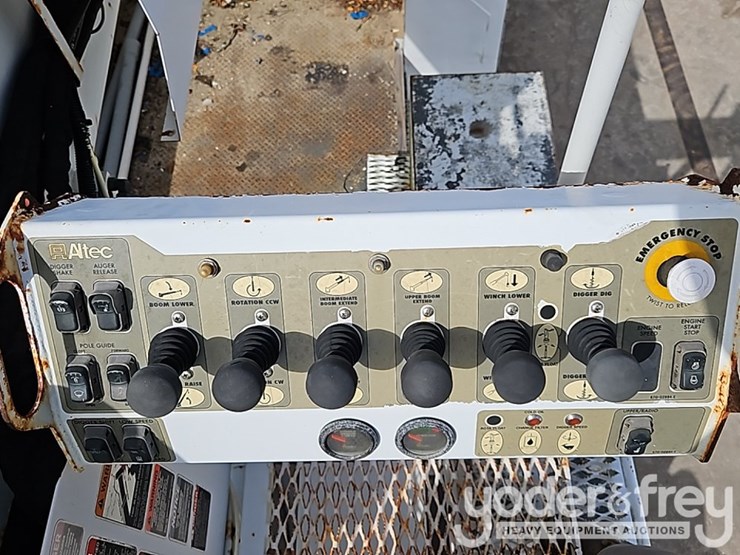 2011-freightliner-m2-106-image-25